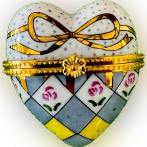 Vintage Heart Shaped Trinket Box NIB, jewelry or ring box circa 1996, hinged
